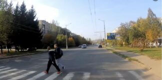У Кривому Розі в ДТП серйозно травмовані двоє підлітків: що зробив водій на переході (фото 18+) - today.ua