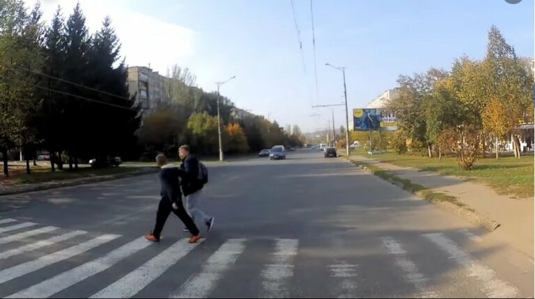У Кривому Розі в ДТП серйозно травмовані двоє підлітків: що зробив водій на переході (фото 18+) - today.ua