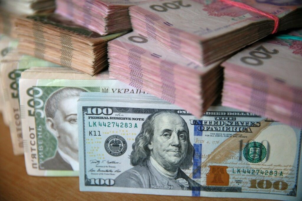 Гривна подешевеет вдвое: украинцам рассказали, когда курс доллара будет равен 60 грн
