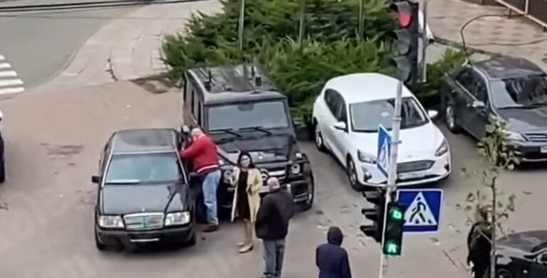 В Киеве  столкнулись автомобили девушки и ее отца: подробности семейного ДТП (видео) - today.ua