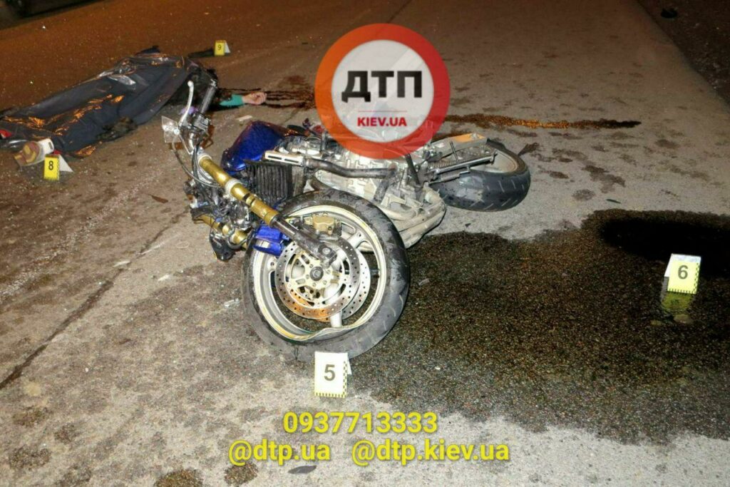 Кровавое ДТП в Киеве: байкер на бешеной скорости врезался в автомобиль, ребенка спасло детское кресло (фото 18+)