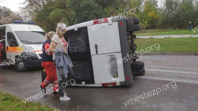 ДТП в Запоріжжі: перекинулася маршрутка з пасажирами, кількість постраждалих уточнюється
