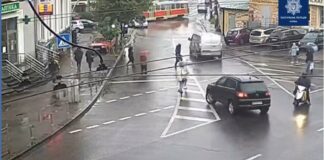 Жуткое ДТП в Киеве: кроссовер на перекрестке сбил женщину и тащил ее под колесами до тротуара - today.ua