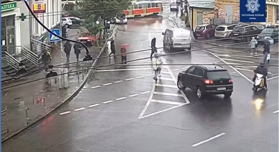 Жуткое ДТП в Киеве: кроссовер на перекрестке сбил женщину и тащил ее под колесами до тротуара - today.ua