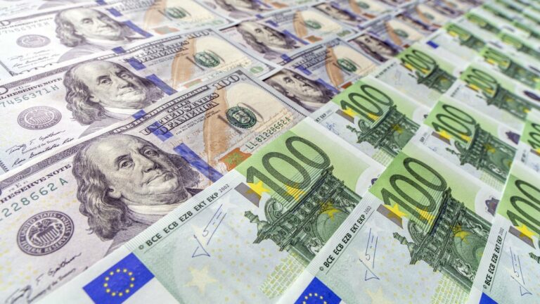 Курс доллара в Украине упал, евро рекордно дорожает: сколько стоит валюта 7 октября   - today.ua