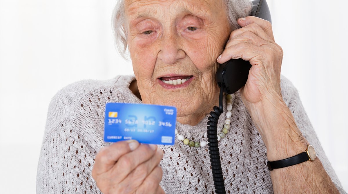 Зарплаты и пенсии украинцев на банковских картах могут арестовать: в НБУ сделали заявление