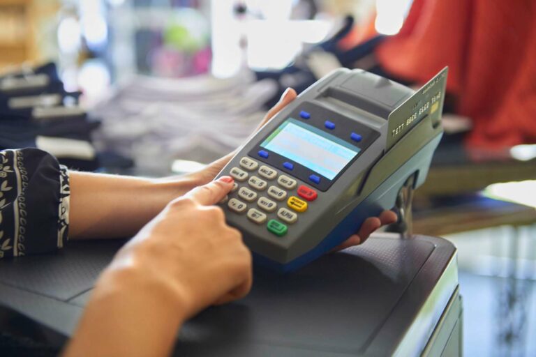 В Украине могут сделать платным использование банковских карт через терминалы  - today.ua