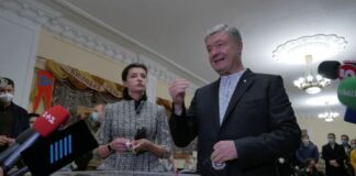 Порошенко прийшов на вибори, але відмовився проходити опитування Зеленського: “Цією дурницею зіпсували настрій“ - today.ua