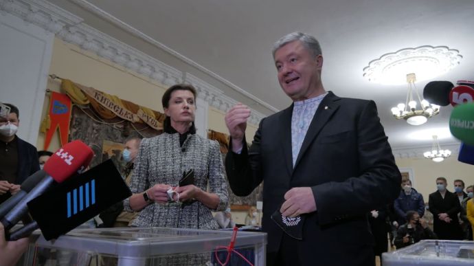 Порошенко прийшов на вибори, але відмовився проходити опитування Зеленського: “Цією дурницею зіпсували настрій“ - today.ua