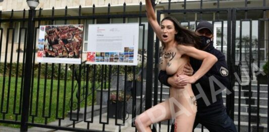 Активистка Femen обнажилась перед посольством Польши в Киеве, протестуя против запрета абортов   - today.ua