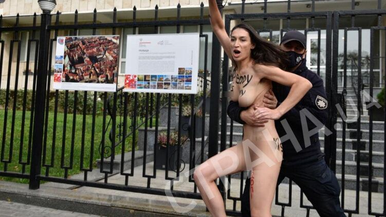 Активістка Femen оголилася перед посольством Польщі в Києві, протестуючи проти заборони абортів - today.ua