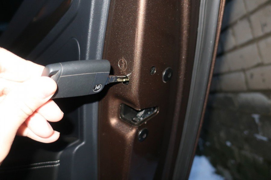 Зачем нужен потайной шпингалет на заднем дверном замке машины?