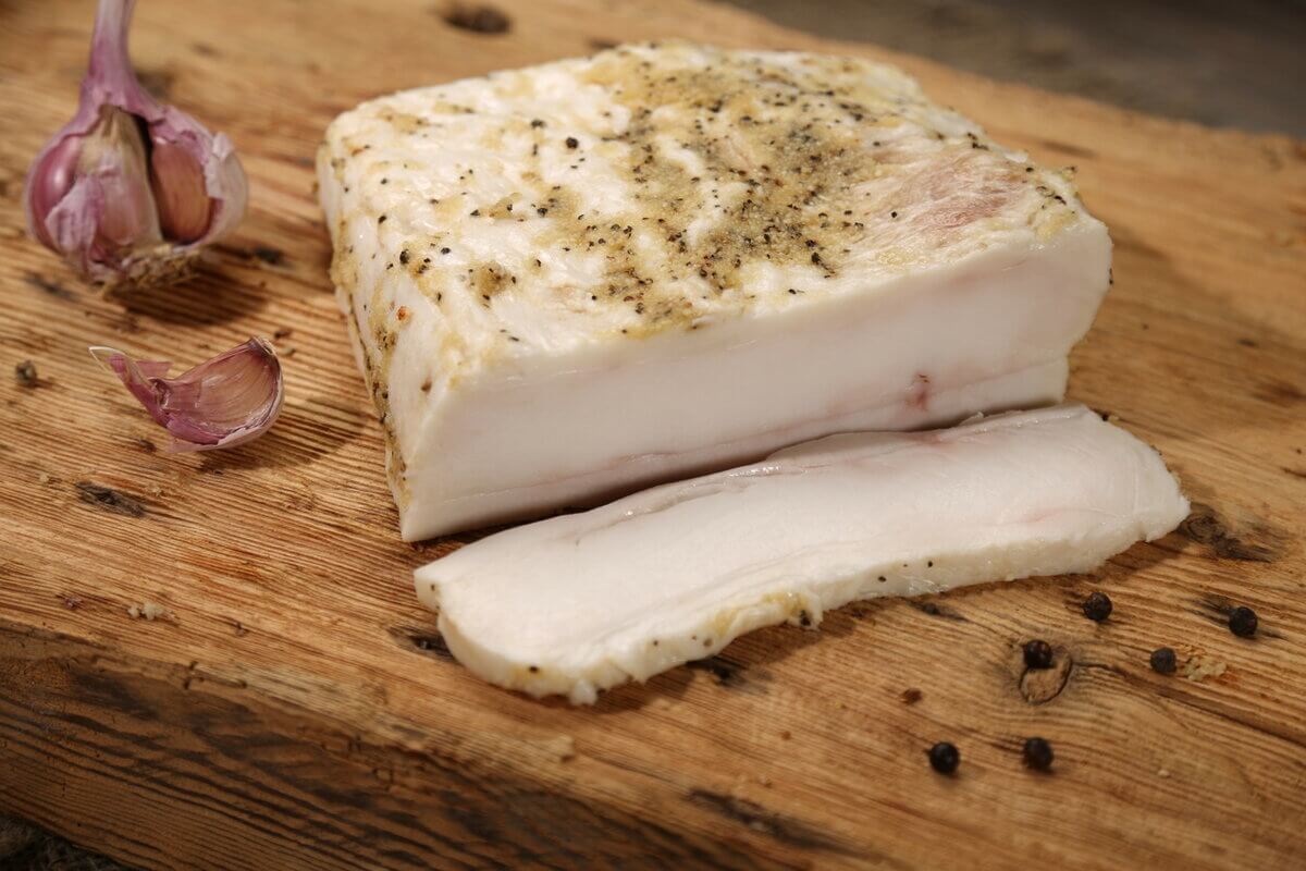Сало при гіпертонії: медики розповіли про вплив продукту на артеріальний тиск