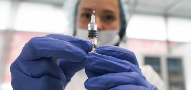 Вірусологи розповіли, кого вакцина від коронавіруса не зможе захистити - today.ua