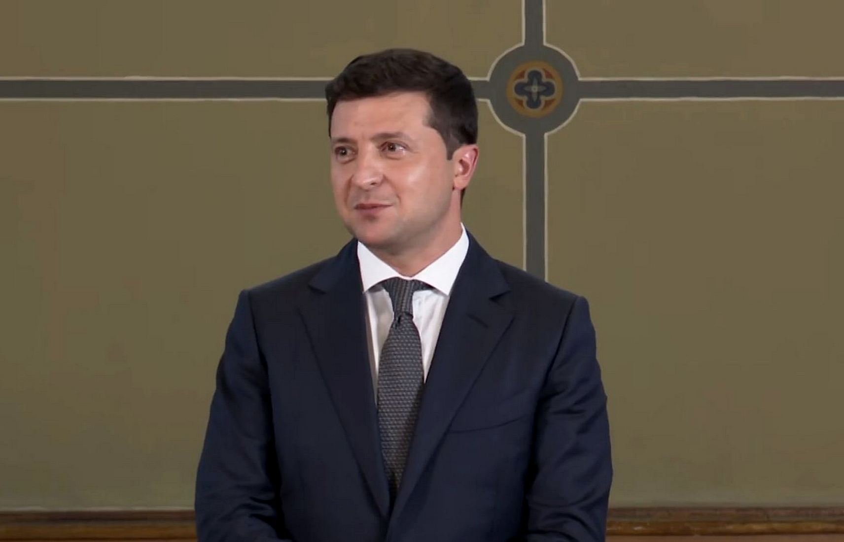 Зеленський знову підвищує зарплати чиновникам: усі обмеження зняті