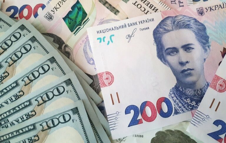В Україні подешевшає гривня: експерти прогнозують зростання курсу долара - today.ua