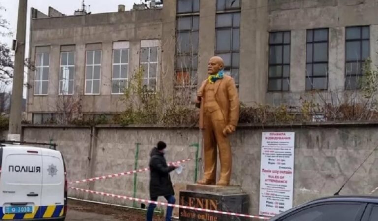 У Києві біля станції метро встановили пам'ятник Леніну з українським прапором для платних фото - today.ua