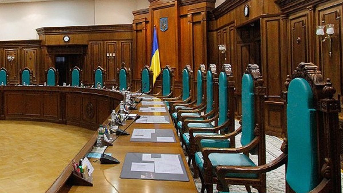 Четыре партии выступили против закона Зеленского о роспуске Конституционного суда