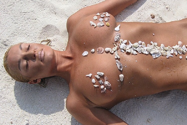 Волочкова повторила свое знаменитое фото на пляже спустя десять лет