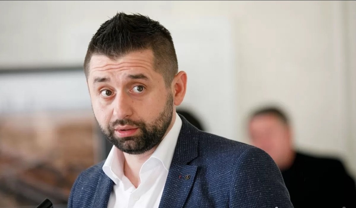 Арахамия за рулем личного авто нарушает ПДД: журналисты проследили за «слугой народа»