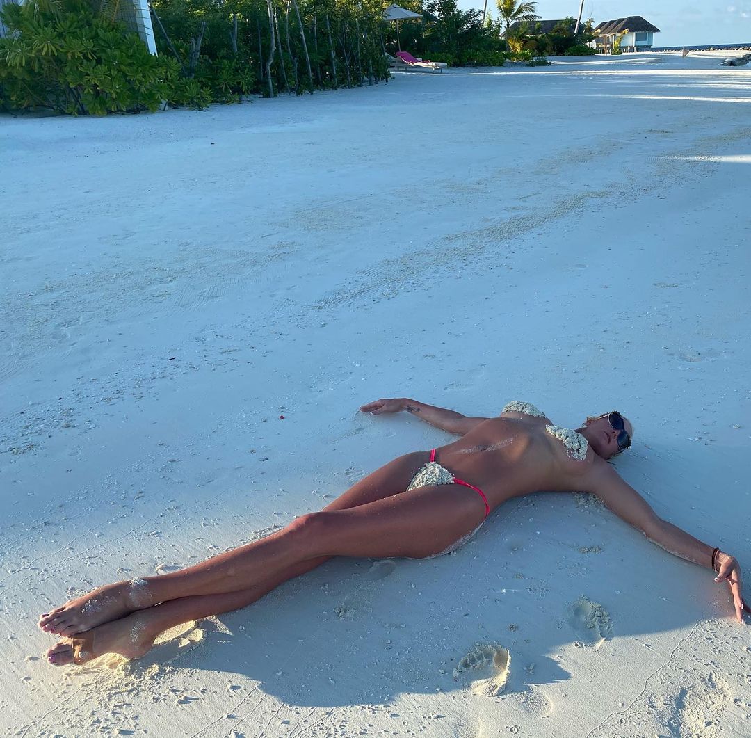 Волочкова повторила свое знаменитое фото на пляже спустя десять лет