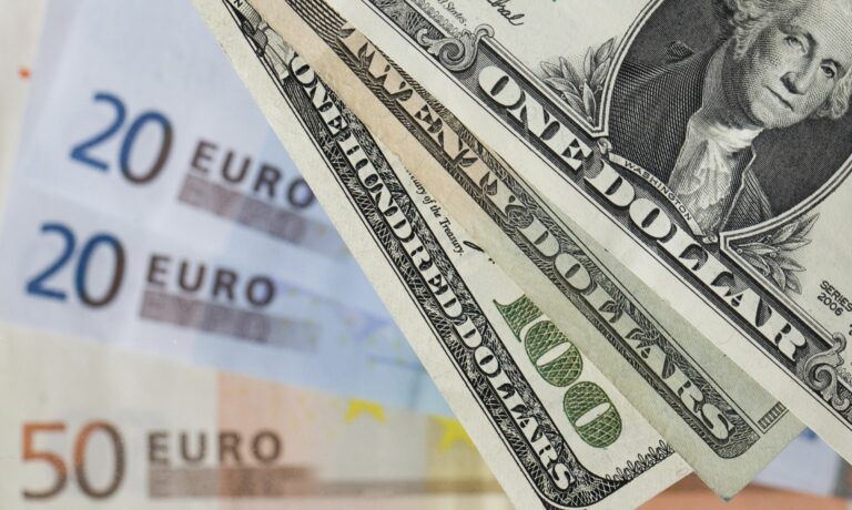 Доллар и евро в Украине снова подорожали: спрос на валюту падает   - today.ua