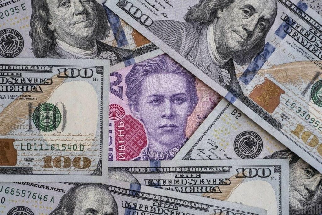 В Україні запаморочливо злетів курс долара: Нацбанк двічі за день намагався врятувати гривню
