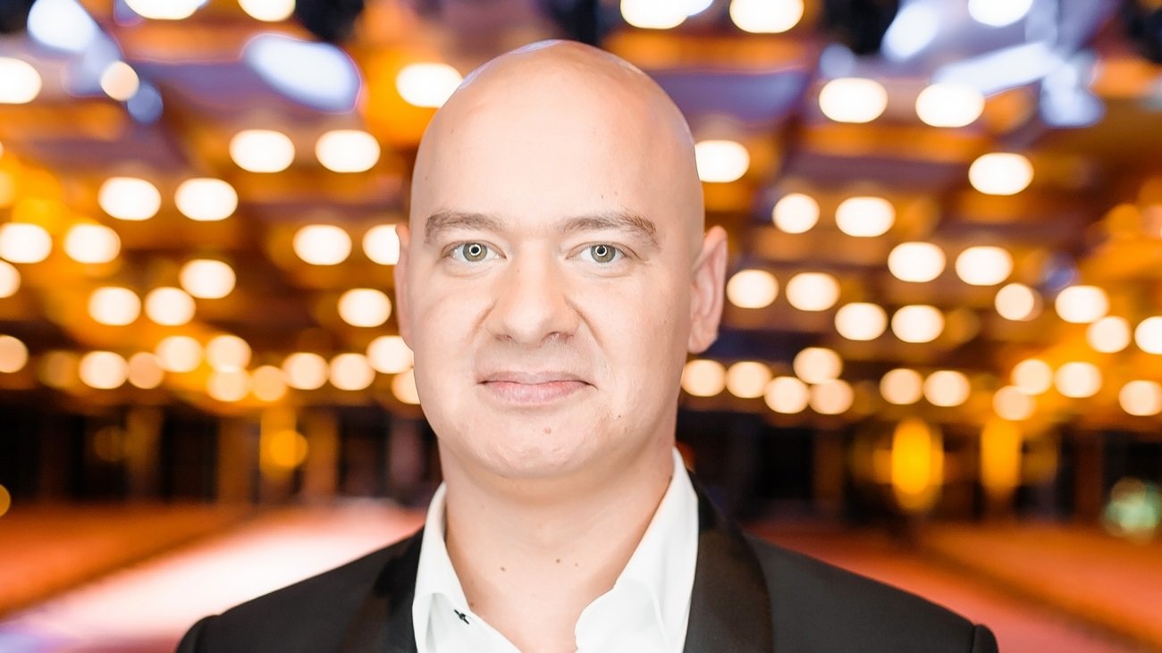 Евгений Кошевой перестал бриться и отрастил волосы: артист меняет имидж