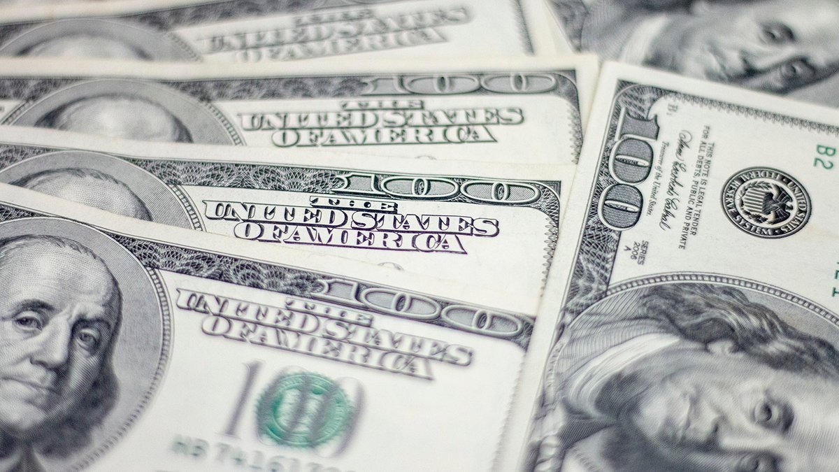 Експерти дали прогноз курсу долара до кінця року: чи варто продавати валюту