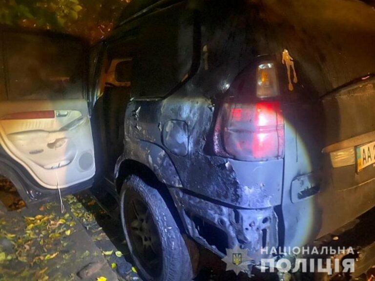 Киянин підпалив три автомобілі в Печерському районі столиці - today.ua