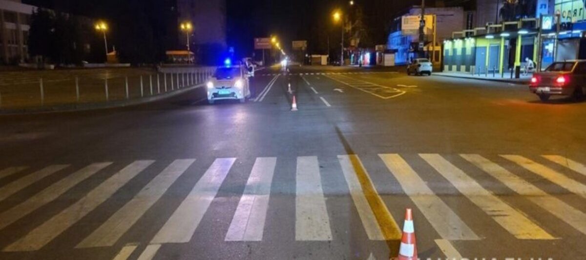 У Києві водій таксі збив пішохода: у Мережі з'явилося відео інциденту