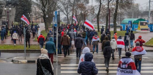 Протест в Беларуси: случайные свидетели сняли, как силовики уносят тело участника митинга - today.ua