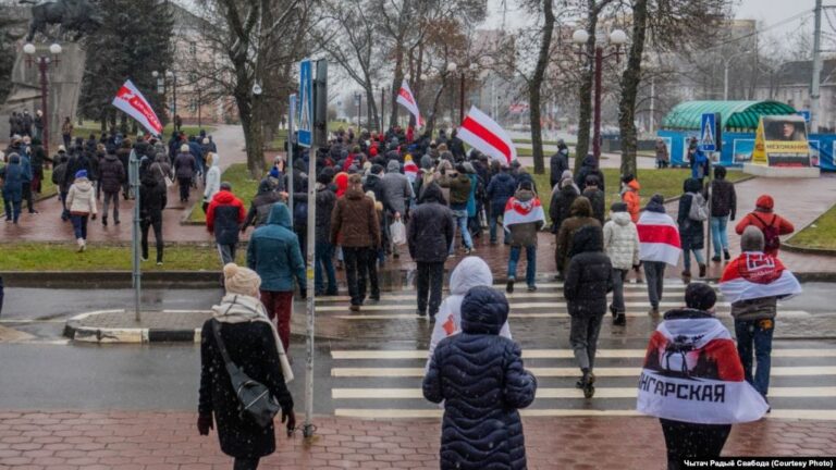 Протест в Білорусі: випадкові свідки зняли, як силовики забирають тіло учасника мітингу - today.ua