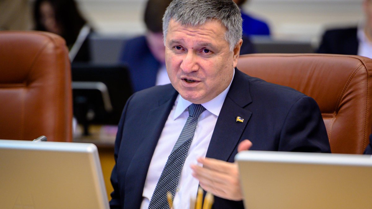 Дороге вино і повна байдужість до проблем: схудлий Аваков показав, як проводить час в Італії