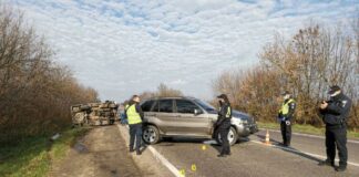 Масштабна  ДТП з медиками на Рівненщині: швидка, що їхала рятувати потерпілих в аварії, перекинулась на дорозі  - today.ua