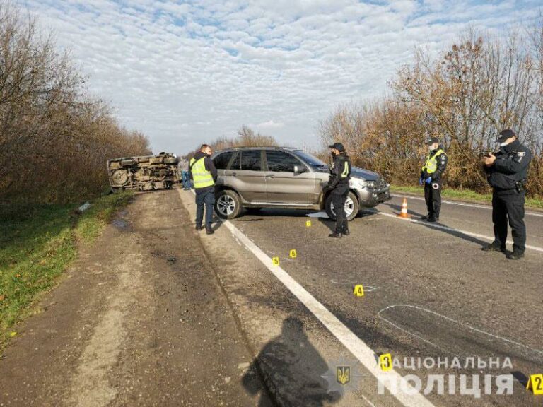 Масштабна  ДТП з медиками на Рівненщині: швидка, що їхала рятувати потерпілих в аварії, перекинулась на дорозі  - today.ua