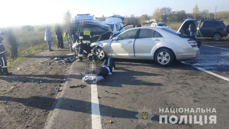 Масштабна  ДТП з медиками на Рівненщині: швидка, що їхала рятувати потерпілих в аварії, перекинулась на дорозі 