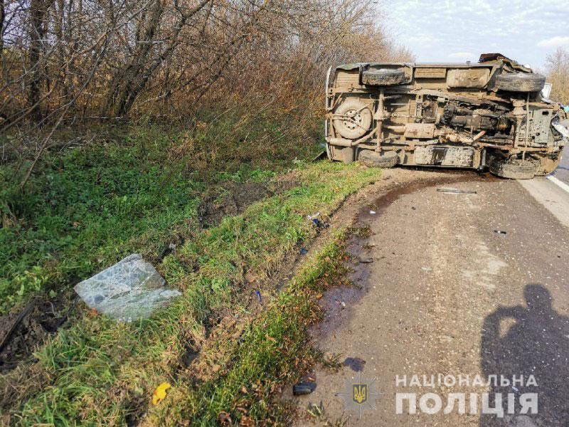 Масштабна  ДТП з медиками на Рівненщині: швидка, що їхала рятувати потерпілих в аварії, перекинулась на дорозі 