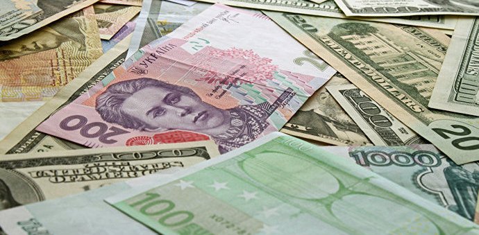 У НБУ розповіли українцям, в якій валюті краще зберігати свої заощадження, проте самі зберігають в інший