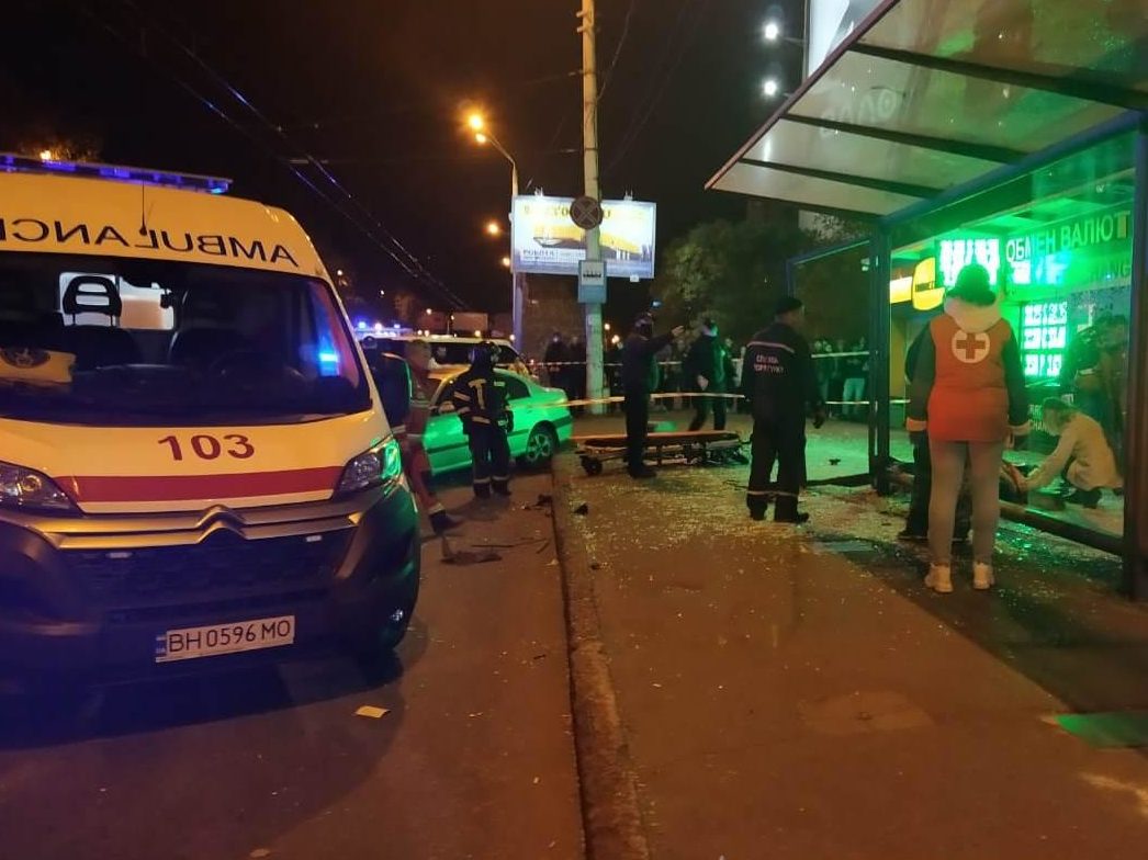 В Одессе автомобиль на скорости 120 км/ч сбил четырех человек на остановке