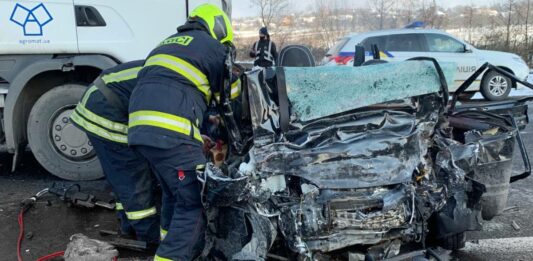 В ДТП на Закарпатье грузовик раздавил легковушку с пятью людьми - today.ua