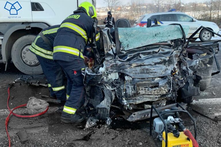 В ДТП на Закарпатті вантажівка розчавила легковик із п'ятьма людьми - today.ua