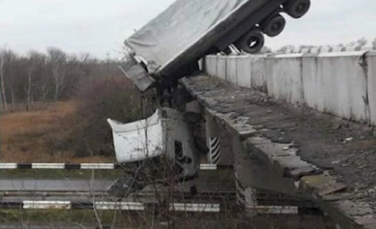ДТП под Мариуполем: падающая с моста фура зависла “на волосинке“ - today.ua