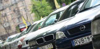 Прем'єр-міністр погодився на розмитнення автомобілів в смартфоні  - today.ua