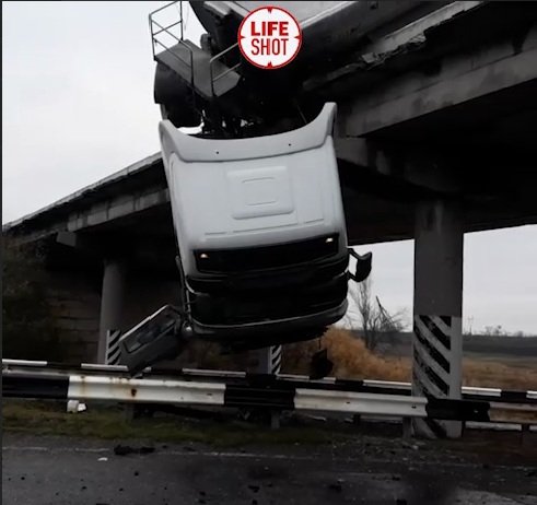 ДТП под Мариуполем: падающая с моста фура зависла “на волосинке“