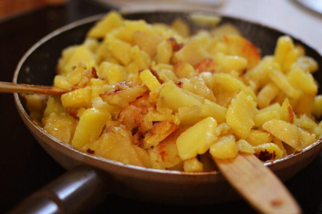 Смажена картопля з хрусткою скоринкою: який секретний інгредієнт зробить страву пікантнішою
