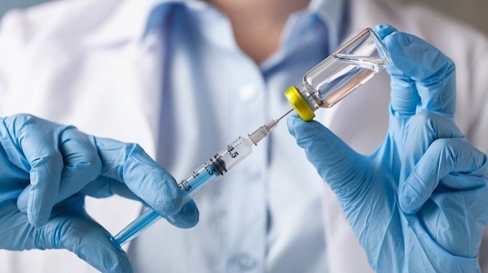 Вакцинация от коронавируса: у привитых украинцев появились побочные эффекты
