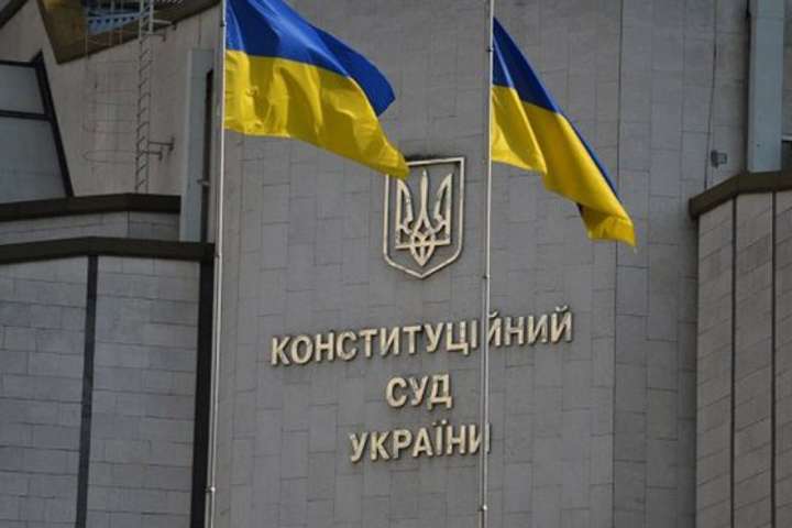 Зеленский просит международных партнеров поддержать Украину в ситуации с Конституционным судом