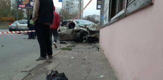 ДТП со многими пострадавшими в Харькове: после столкновения машина вылетела на остановку - today.ua