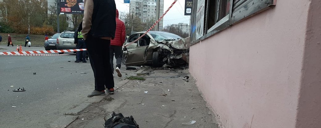 ДТП со многими пострадавшими в Харькове: после столкновения машина вылетела на остановку